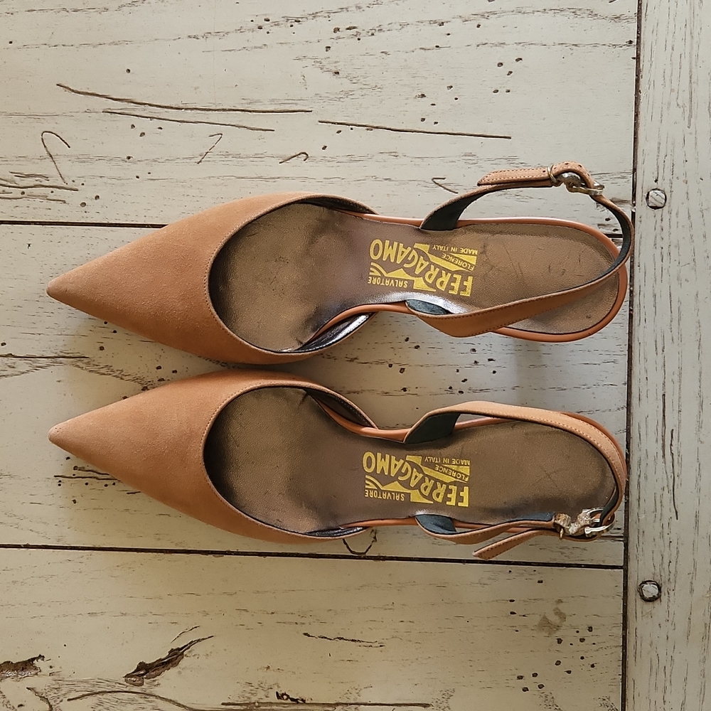 Salvatore Ferragamo ladies peach colored 7 1/2 7.5 B Pump Shoe